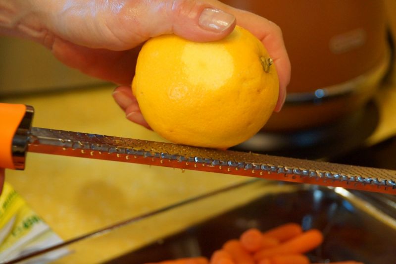Mini marchewki z cytrynowo-otrębową kruszonką  