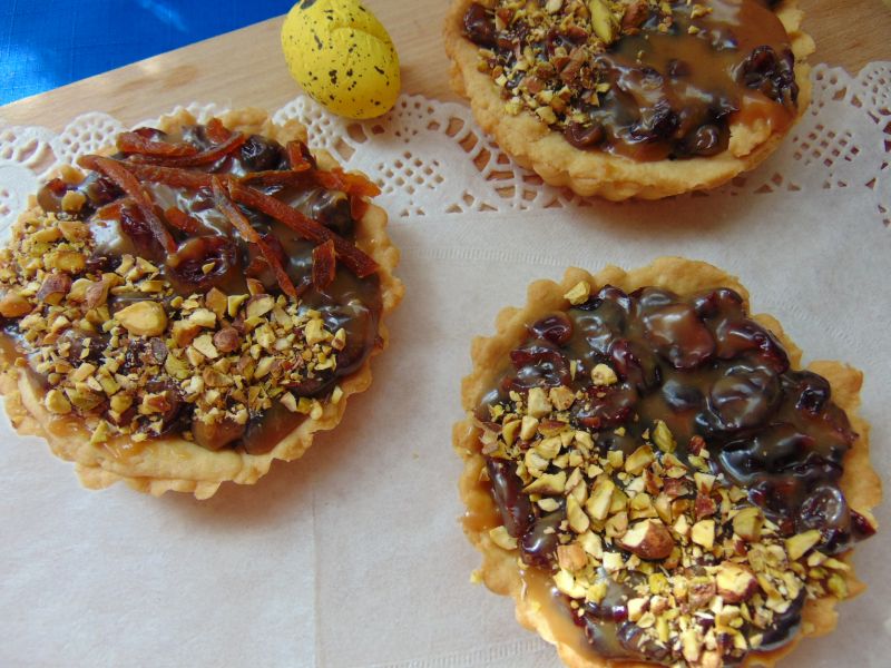 Mini mazurki z masą krówkową i suszoną żurawiną. Mini mazurki z masą krówkową i suszoną żurawiną.