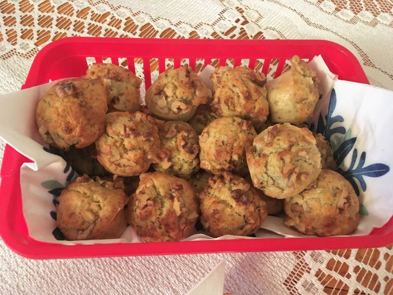 Mini muffinki z niebieskim serem i gruszką Mini muffinki z niebieskim serem i gruszką