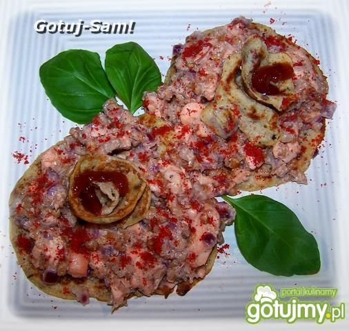 Mini naleśniki z kaszą i łososiem 