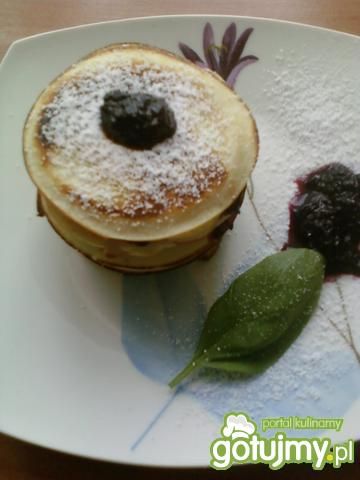 Mini naleśniki z musem jagodowym