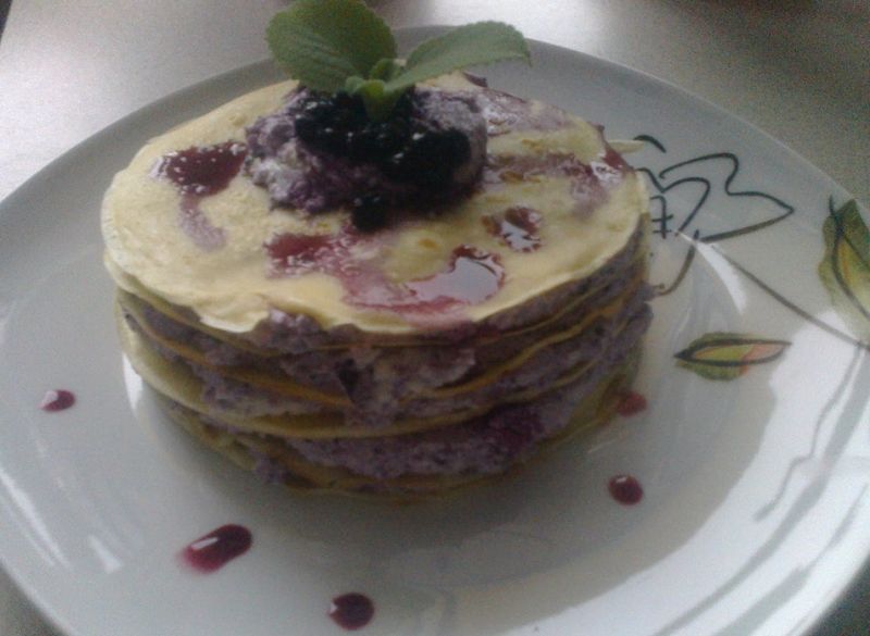 Mini naleśnikowy tort z jagodami Mini naleśnikowy tort z jagodami