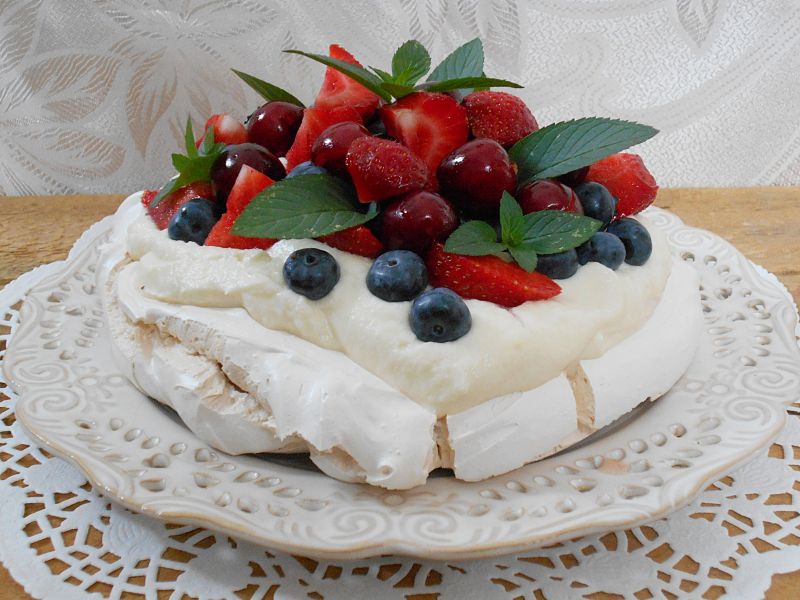 Mini pavlova z kremem z białej czekolady Mini pavlova z kremem z białej czekolady