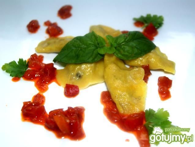 Mini pierożki mięsne z czerwonym sosem Mini pierożki mięsne z czerwonym sosem