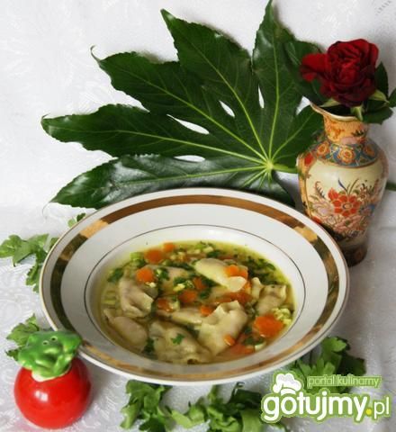 Mini pierożki w złotym bulionie: