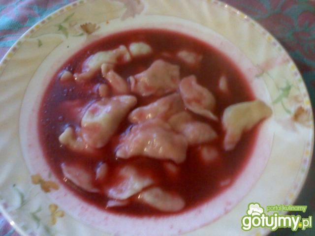 Mini pierożki z czerwonym barszczem