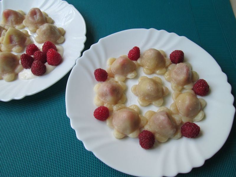 Mini pierożki z malinami
