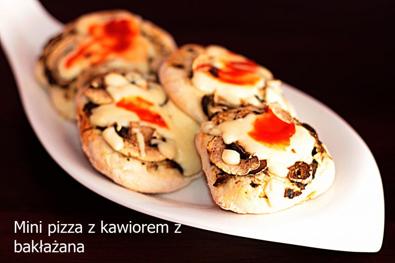 Mini pizza z kawiorem z bakłażana- rewelacja.
