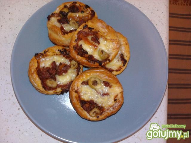 Mini pizza z pesto i mięsem mielonym Mini pizza z pesto i mięsem mielonym