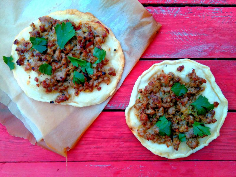 Mini pizze z aromatycznym mięsem mielonym Mini pizze z aromatycznym mięsem mielonym