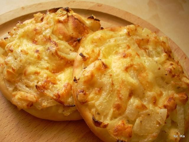 Mini-pizze z cebulą i serem owczym