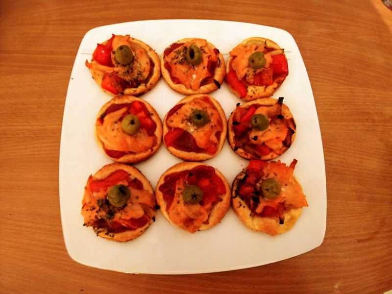 "Mini-pizze" z ciasta francuskiego z łososiem "Mini-pizze" z ciasta francuskiego z łososiem