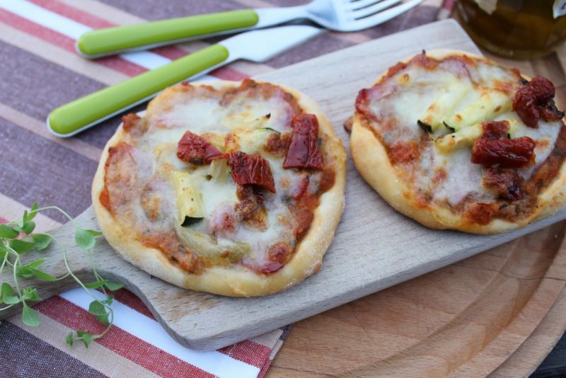 Mini pizze z cukinią i suszonymi pomidorami Mini pizze z cukinią i suszonymi pomidorami