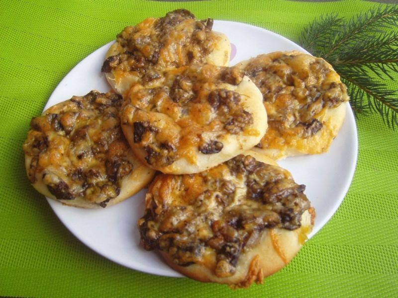 Mini pizze z grzybami Mini pizze z grzybami