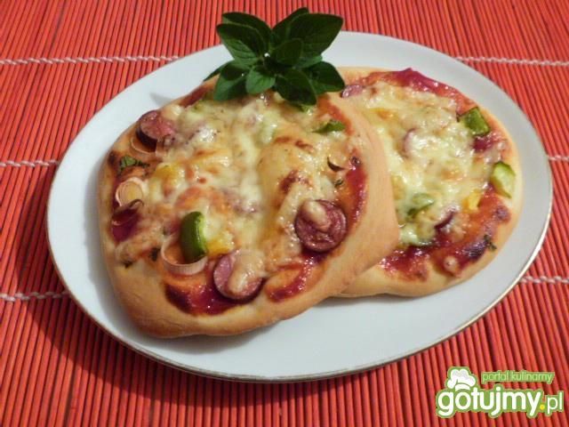 Mini pizze z kabanosem i papryką Mini pizze z kabanosem i papryką