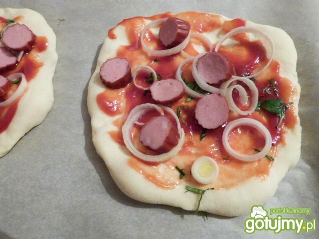 Mini pizze z kabanosem i papryką