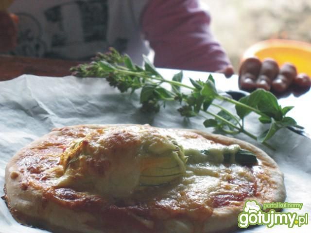 Mini pizze z kwiatem cukinii