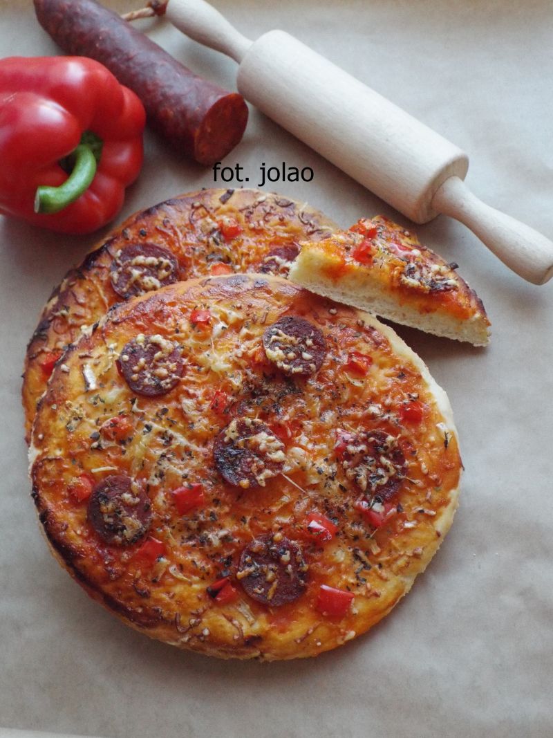 Mini pizze z papryką i chorizo  Mini pizze z papryką i chorizo