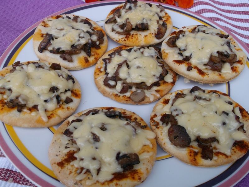 Mini pizze z pieczarkami Mini pizze z pieczarkami