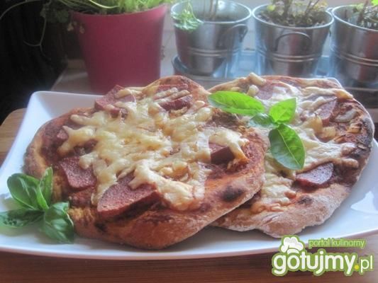 Mini pizze z salami, cebulką i serem Mini pizze z salami, cebulką i serem