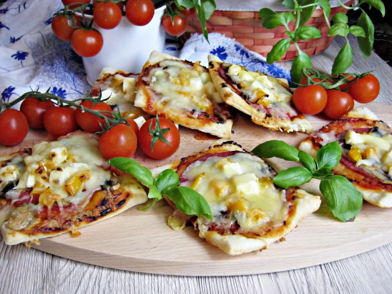 Mini pizze z salami i żółtą papryką
