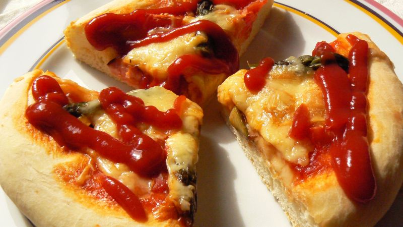 Mini pizze ze główkami szparagów Mini pizze ze główkami szparagów