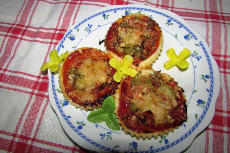 Mini pizzerinki na cieście francuskim Mini pizzerinki na cieście francuskim