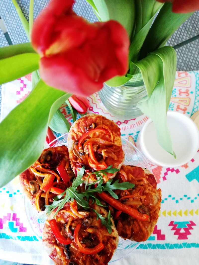 Mini pizzerinki razowe z cebulą i pieczarkami Mini pizzerinki razowe z cebulą i pieczarkami