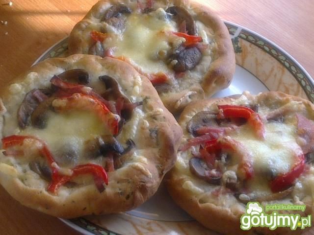 Mini pizzerki z mielonką i pieczarkami  