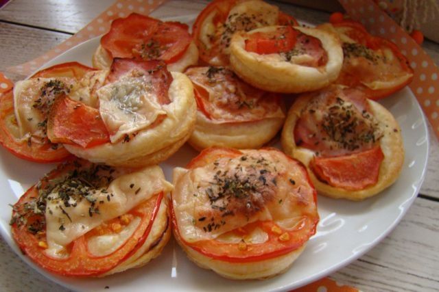 Mini przystawki z ciasta francuskiego 