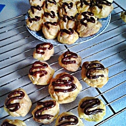 Mini ptysie z bitą śmietaną i polewą czekoladową