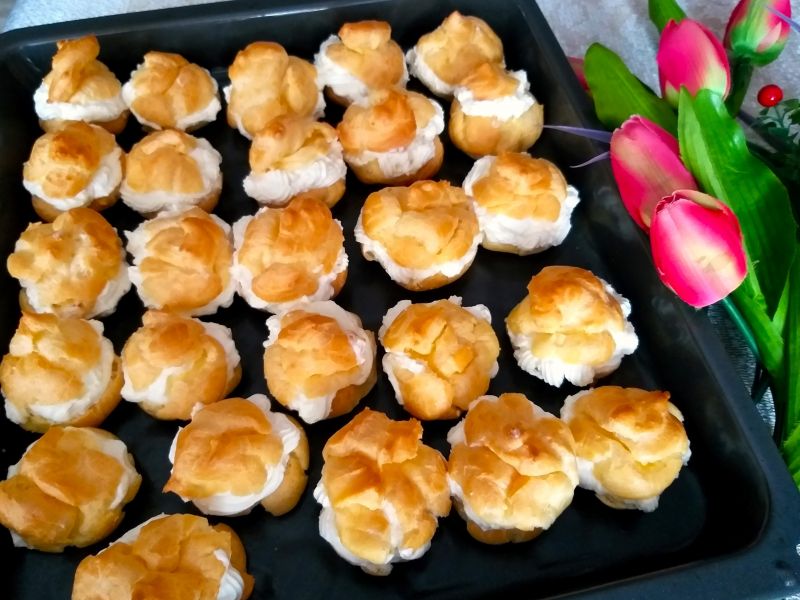 Mini ptysie z bitą śmietana i z mascarpone Mini ptysie z bitą śmietana i z mascarpone