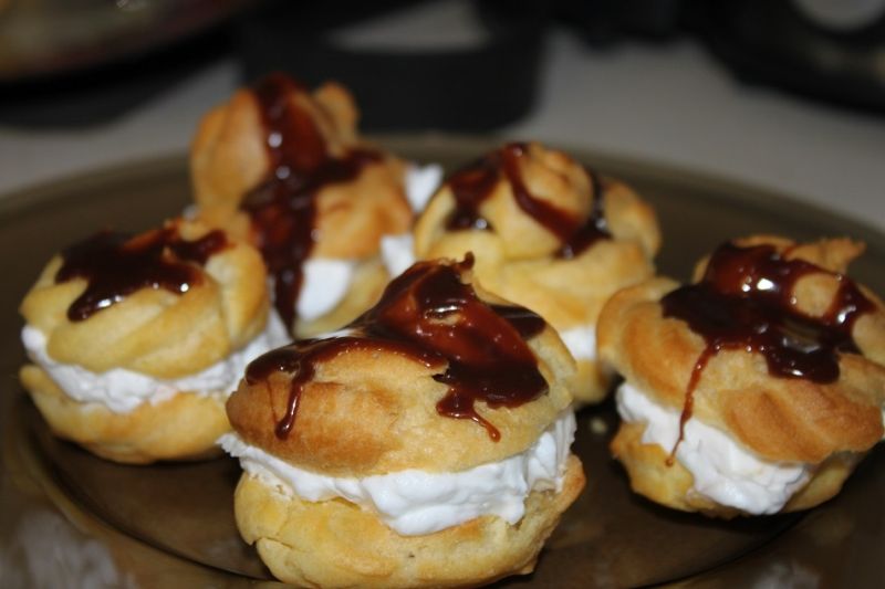 Mini ptysie z śmietaną i polewą czekoladową 