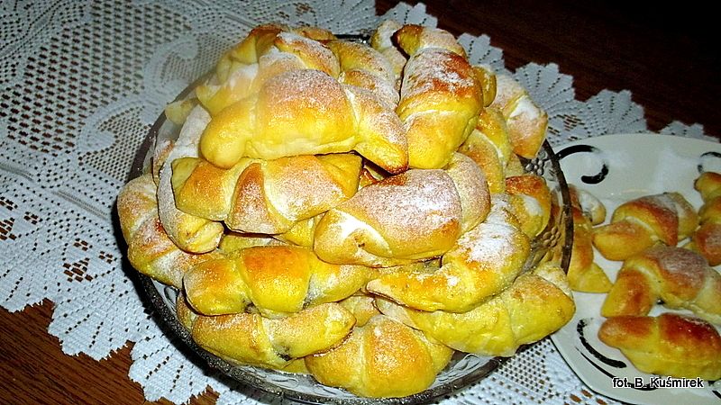 Mini rogaliki drożdżowe z czekoladą