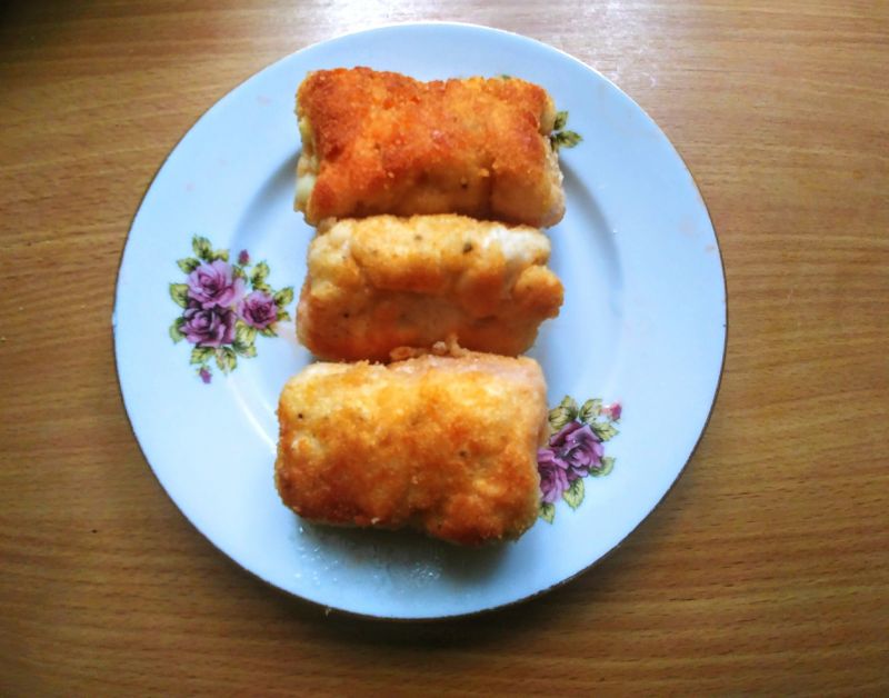 Mini-roladki drobiowe z camembertem i papryką Mini-roladki drobiowe z camembertem i papryką