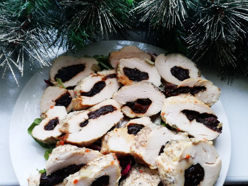 Mini roladki kurczaka ze śliwką. Mini roladki kurczaka ze śliwką.