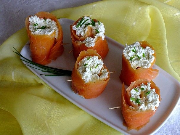 Mini roladki z łososia i twarogu Mini roladki z łososia i twarogu