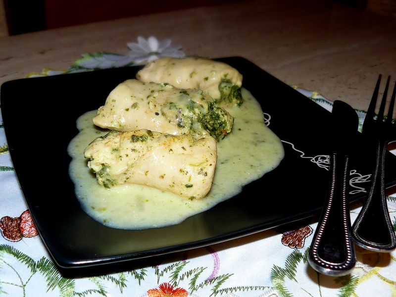 Mini roladki ze szpinakiem w sosie serowym