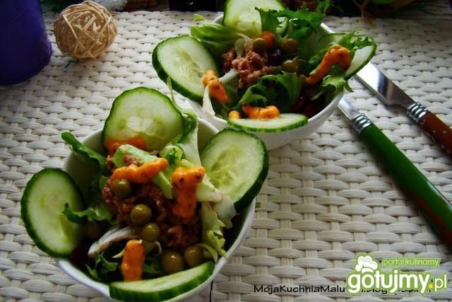 Mini sałatki z tuńczykiem i sosem 