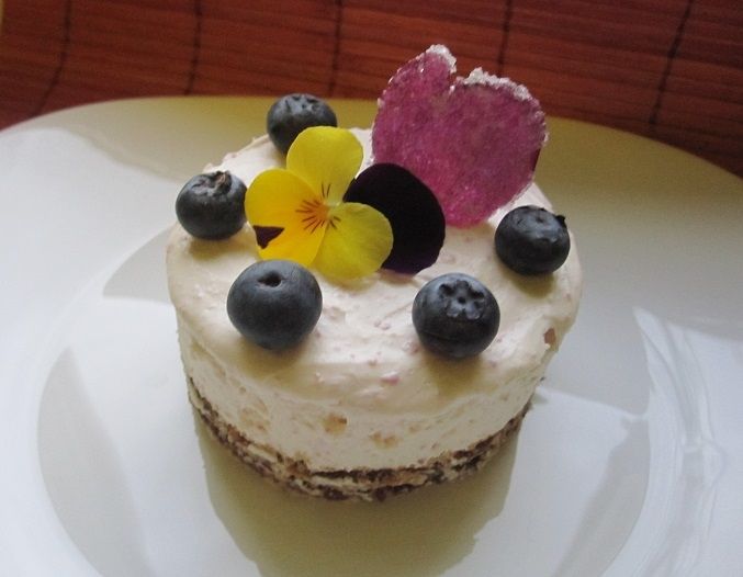 Mini serniczek z serka mascarpone z cukrem różanym Mini serniczek z serka mascarpone z cukrem różanym