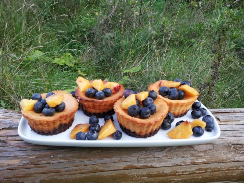 Mini serniczki na kawowym spodzie Mini serniczki na kawowym spodzie