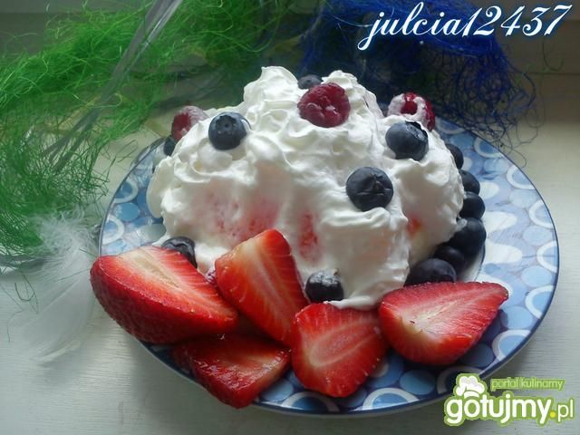 Mini serniczki pod chmurką z owocami