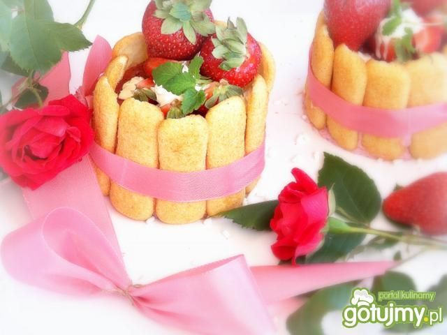 Mini serniczki truskawkowe z galaretką Mini serniczki truskawkowe z galaretką