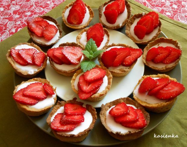 Mini serniczki w kruchych miseczkach razowych Mini serniczki w kruchych miseczkach razowych