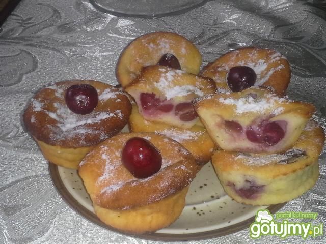 Mini serniczki z czereśniami Mini serniczki z czereśniami