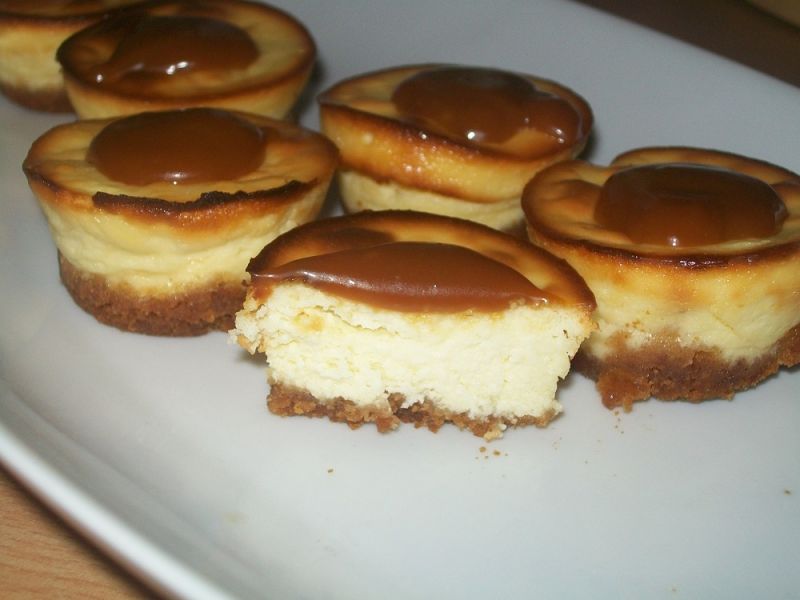 Mini serniczki z karmelem Mini serniczki z karmelem