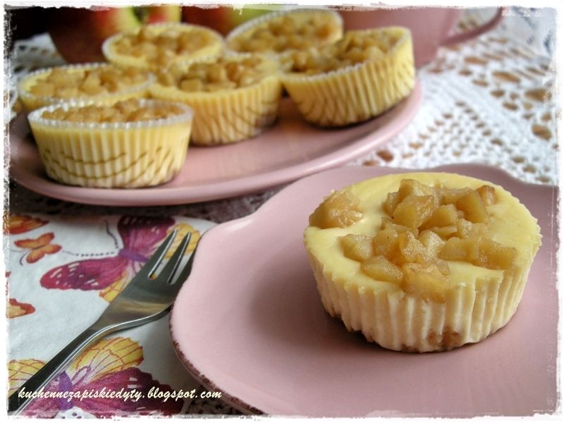 Mini serniczki z karmelizowanym jabłkiem 