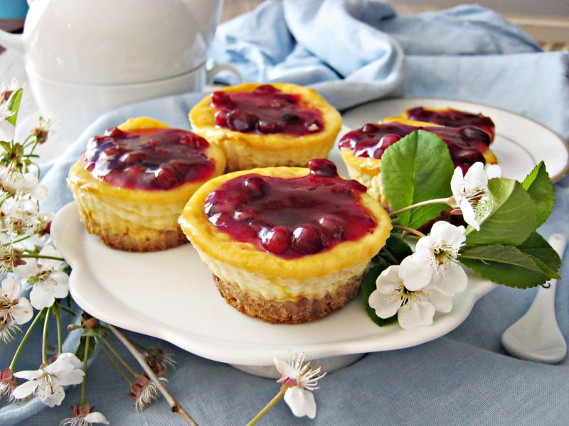 Mini serniczki z konfiturą borówkową