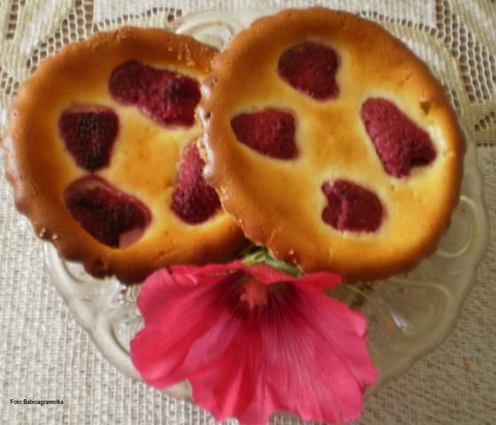 Mini serniczki z malinami : Mini serniczki z malinami :