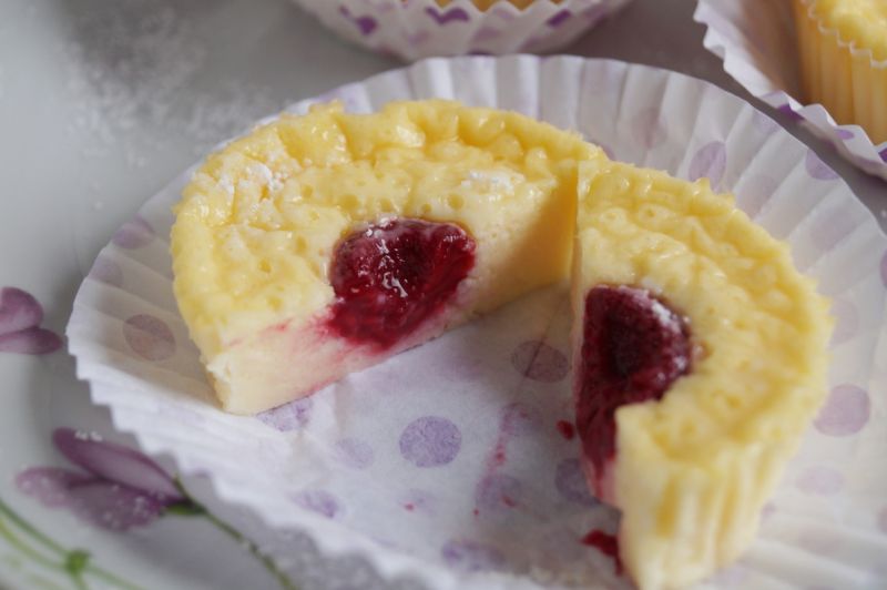 Mini serniczki z malinami i białą czekoladą